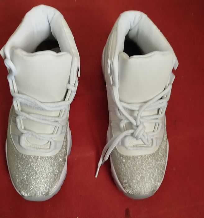 Кроссовки   новые 39р