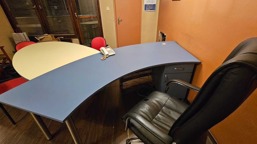 Бюро и заседателна маса