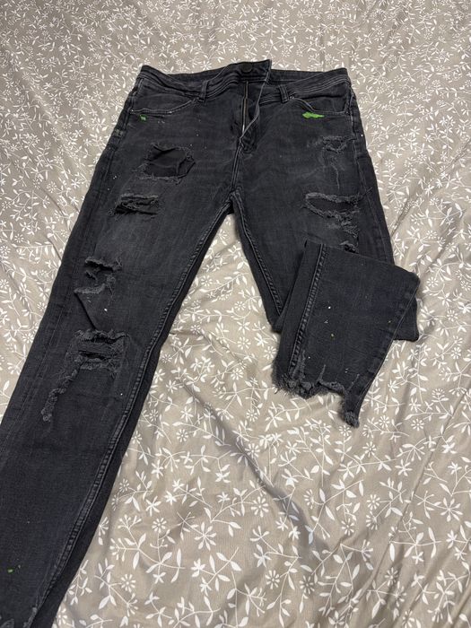 Черни мъжки дънки ZARA – "Distressed" модел с неонови акценти