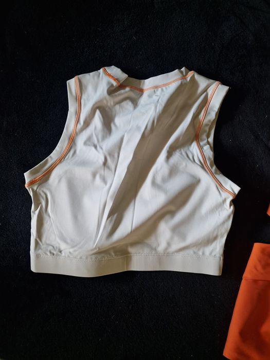 Спортен екип оранжево бежов с подплънки еластична бързосъхнеща материя