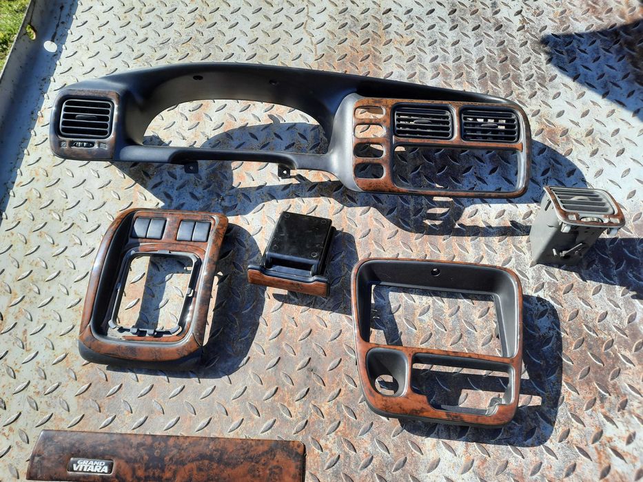 Махагонови апликации за Сузуки Гранд Витара