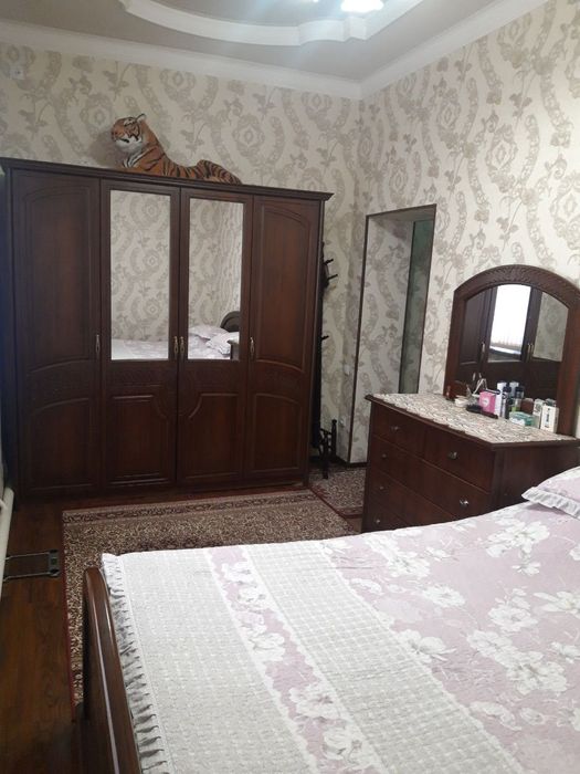 Продаётся дом в центре города Янгиюлея .Обшая площадь  3  соток .