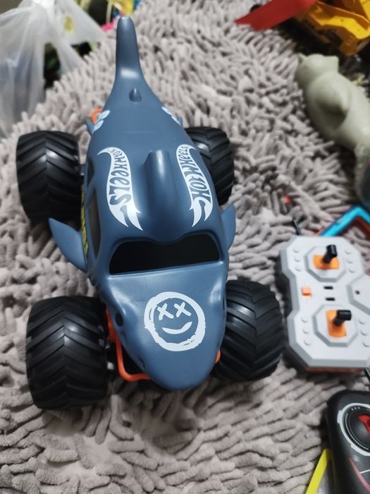 Машинка на пульте управления