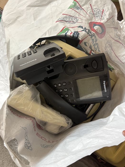 Телефоны городские и аппарат для пересчета денег