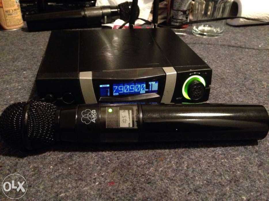 Microfoane wireless(fara fir)AKG HT4000 cu receptor SR4000