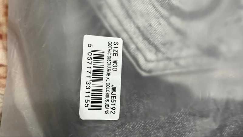 Blugi Jaded London de dama,dar unisex ,cu rupturi numar 30