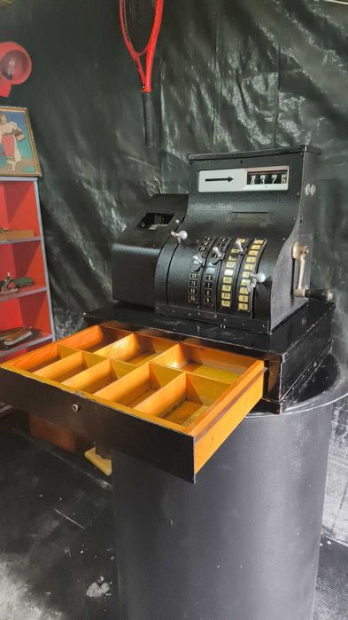 Casă de marcat veche/vintage funcțională.