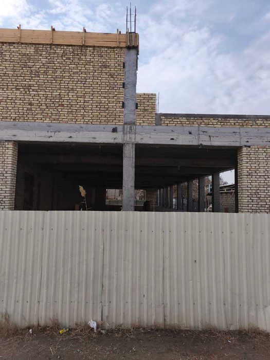 Продаются квартиры и магазины в центре Кагана вдоль дороги.