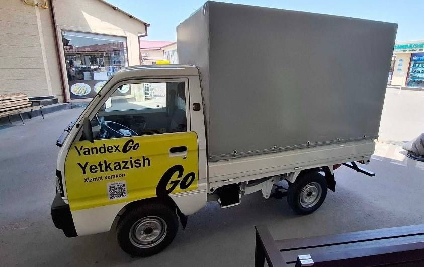 Yandex brend magnit nakleyka