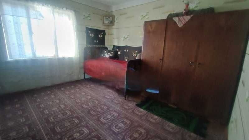 Продавам две къщи с парцел ,на две улици и площад