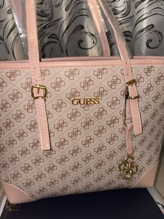 Geanta Guess.