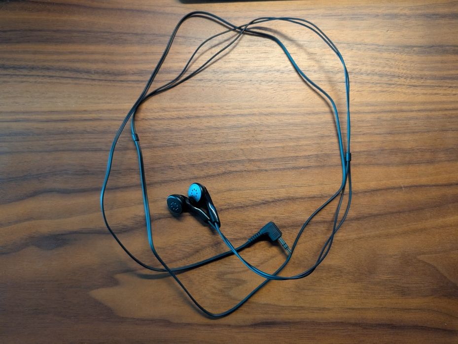 Гитара ұстаған эротикалық қыздар