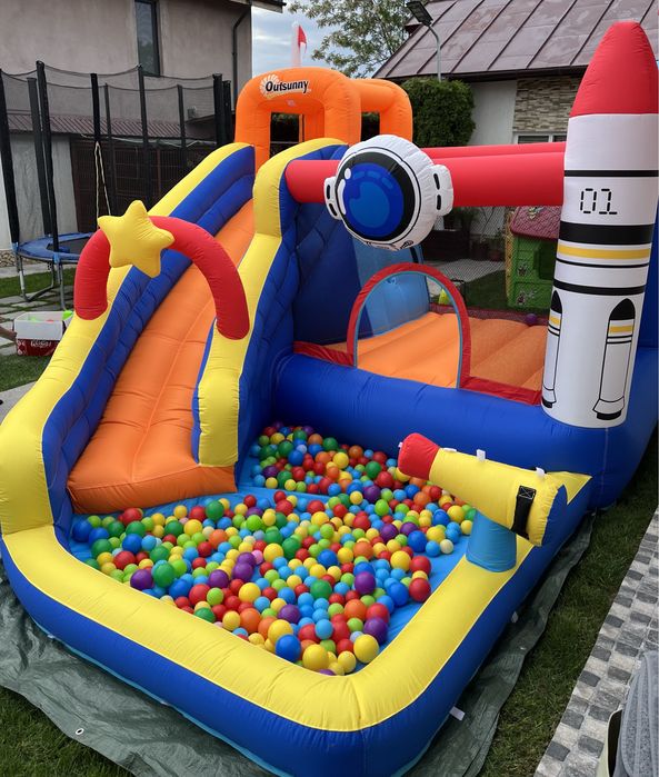 Închiriem castel gonflabil cu tobogan și trambulina