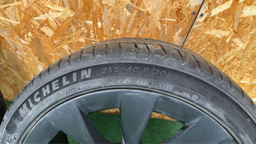 Set cauciucuri si jante tesla r20