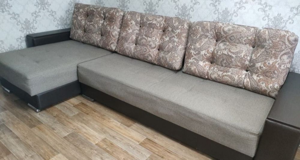 Диван угловой,с подушками