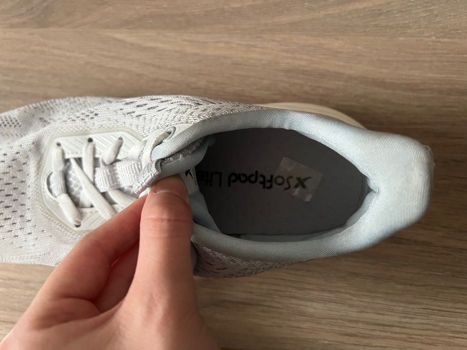 Спортивные кроссовки