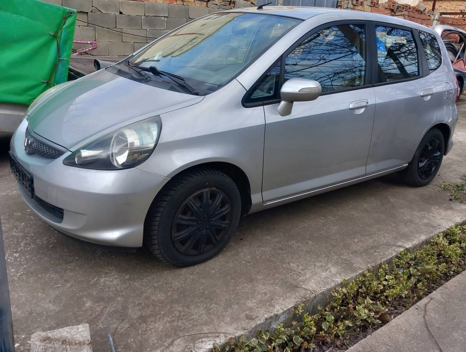 Хонда Джаз
Нов внос от Германия.
2006г
Бензин 1,4.
Климатик, сензор за