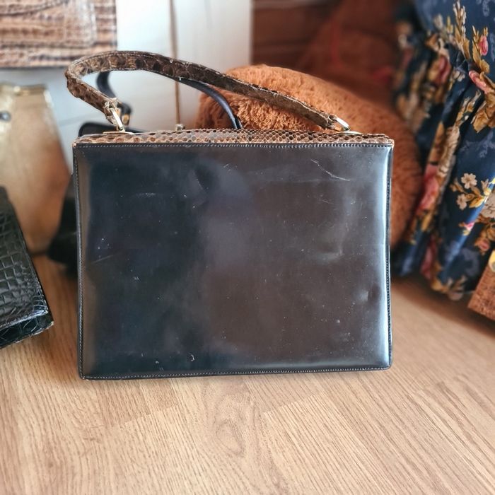 Frumoase poșete din piele