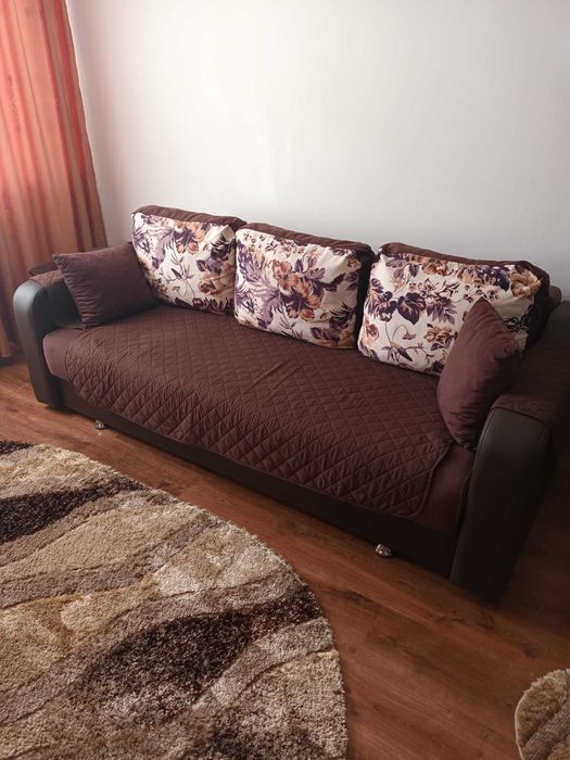 Vand canapea sufragerie 3 locuri , stare impecabila.