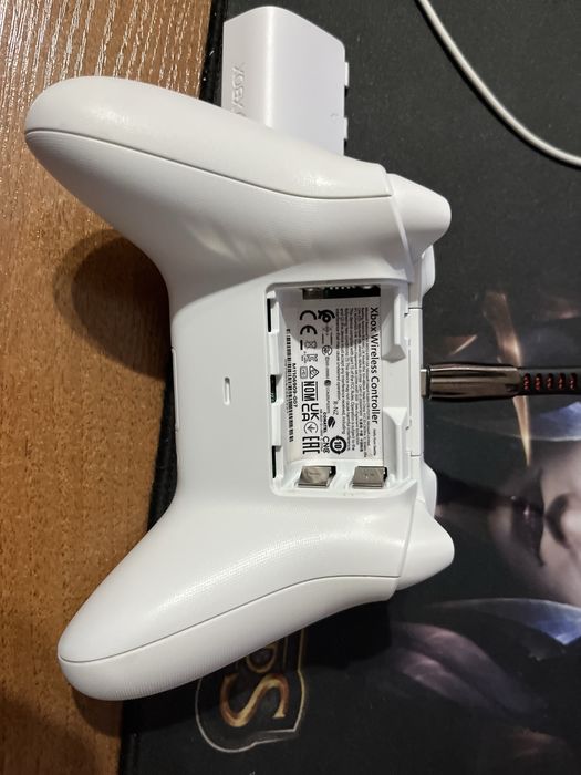 Xbox геймпад цветом robot white