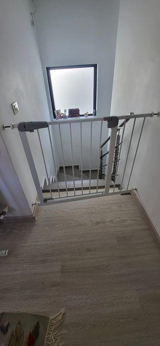 Vand doua porti de protectie pentru copii, ideale pentru scari