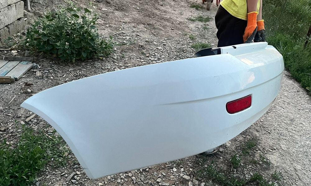 Срочно задний бампер лада приора  20. 0000