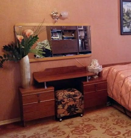 Туалетный столик с зеркалом. Шкаф-буфет.