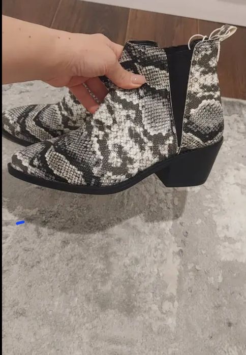 Продам ботинки женские