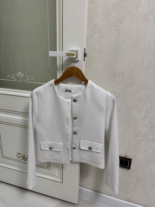 Белый пиджак.