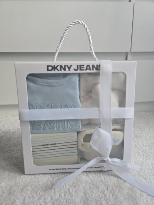 DKNY Jeans Baby 4 Piese, Set cadou nou născut,, 0-3 luni