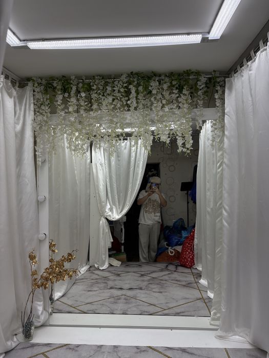 Продам зеркало с лампочками и подиумом