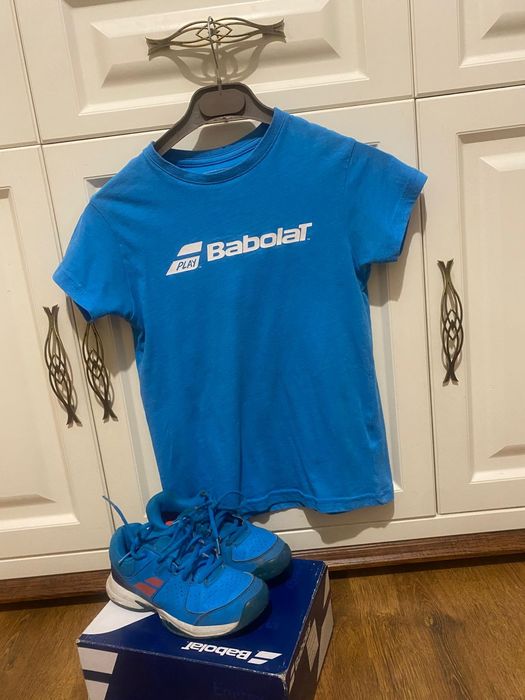 Кроссовки и футболка.