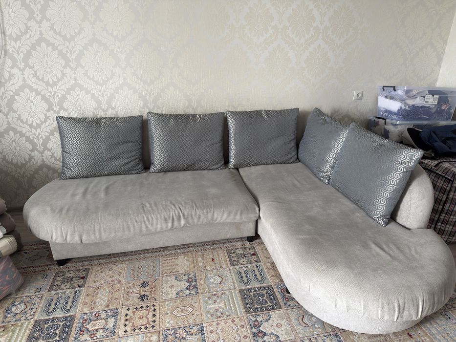 Диван с подушками есть Kaspi Red