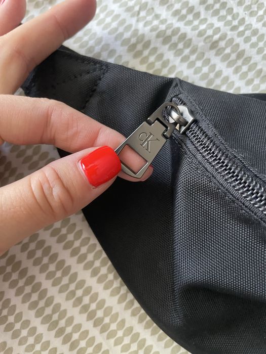 Чанта Calvin Klein DKNY и шапка Nike