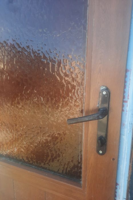 Дверь пластиковая б/у со стеклом (80х200 см)
