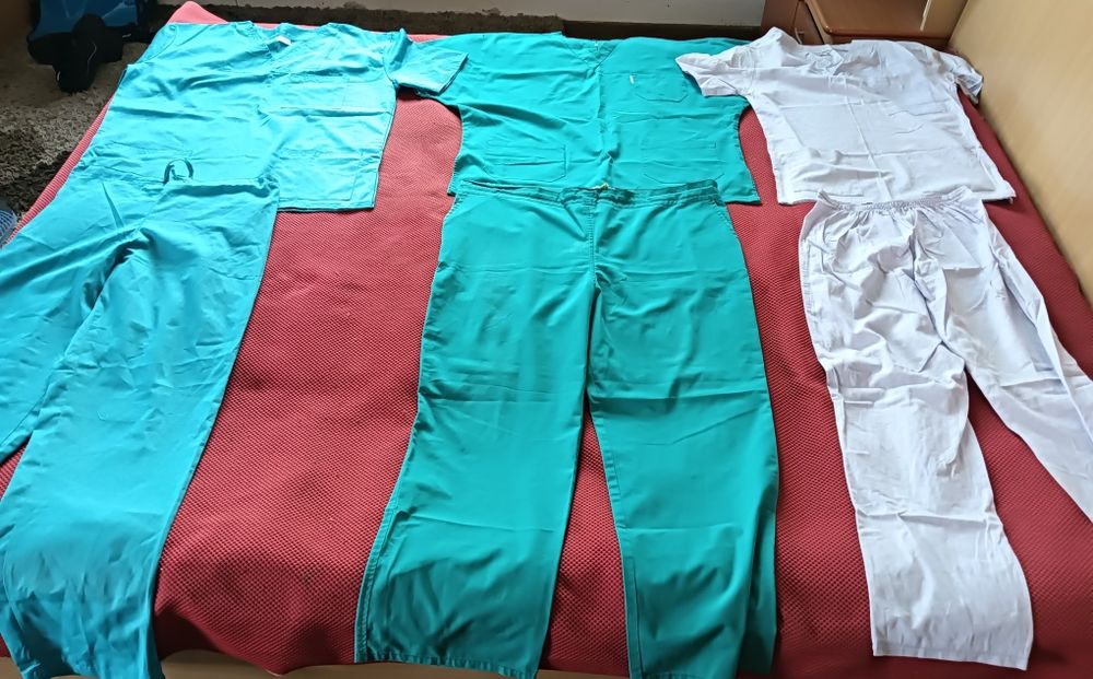 Vând halate medicale pentru doctori și asistente medicale compleuri bluzițe și pantaloni 50 Roni bucata trimit și in tara