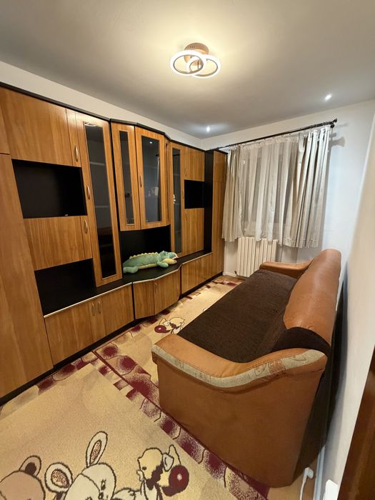 Inchiriez apartament in Sebes