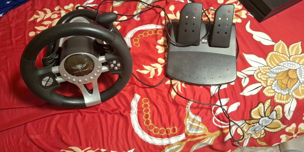 Vând ps4 cu volan si pedale si mentenanță făcută recent