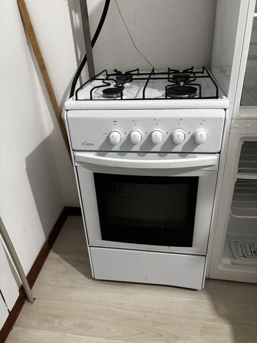 Газовая плита FLAMA, 4 конфорки, с духовкой — б/у, рабочая