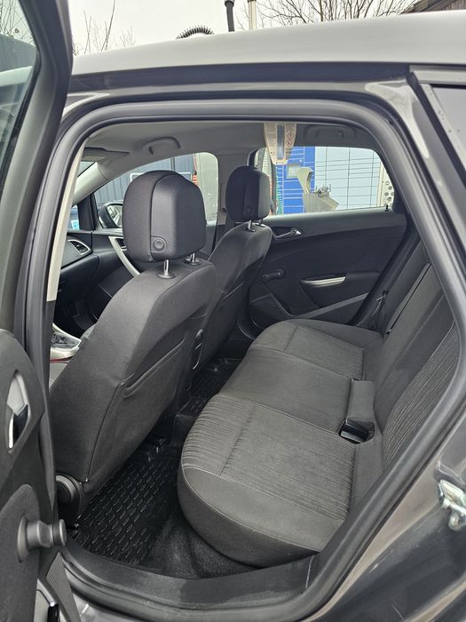 Opel Astra J • 1.6 benzina aspirat • 2011