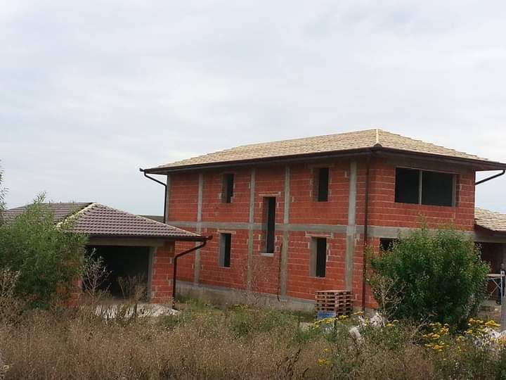 Construcții case la roșu