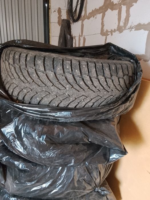 Продам зимние шины на Тойота 200