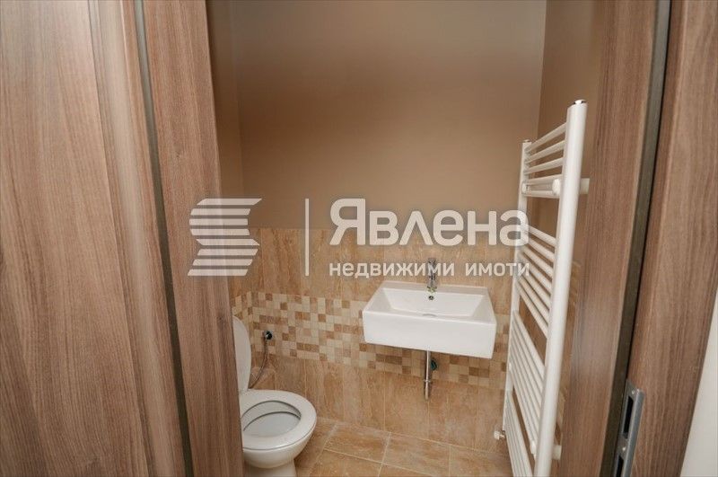 "Явлена" отдава хубав необзаведен офис