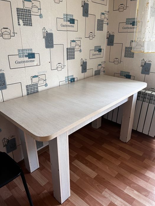Стол белый, деревянный