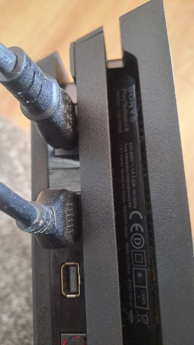 Vând PS4 Pro 1 TB