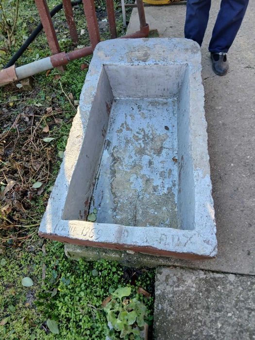 Продавам старо корито