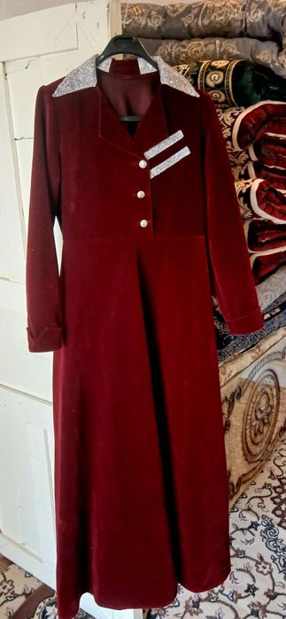 KO‘YLAK To‘q qizil rangda