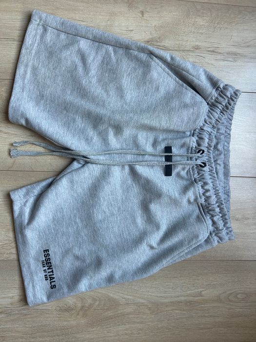 Продавам essentials fear of god къси панталонки M размер.