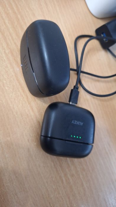Căști in ear bluetooth JBL și Aukey