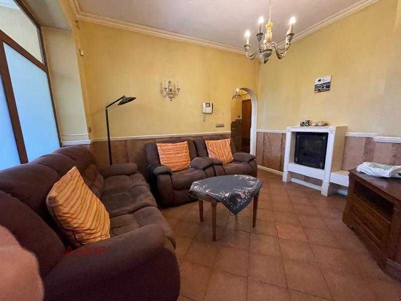 Давам под наем четиристаен апартамент в центъра на София